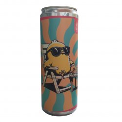 Monkey Waves Brew Tomando Cerveza Con Las Patas En La Mesa - Beer Passport Mx